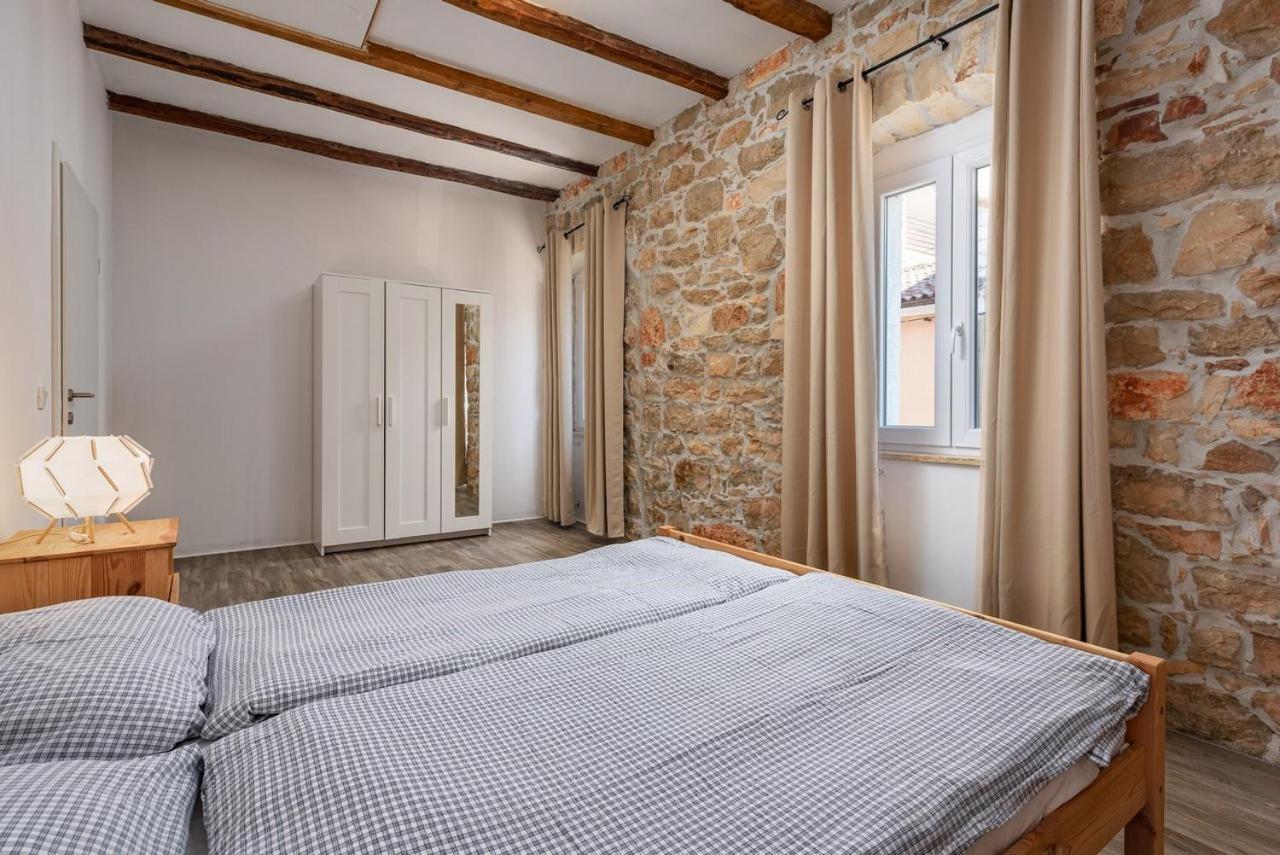 Center House With Apartments Umag Exterior foto