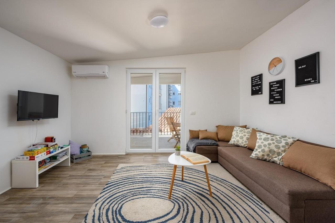 Center House With Apartments Umag Exterior foto