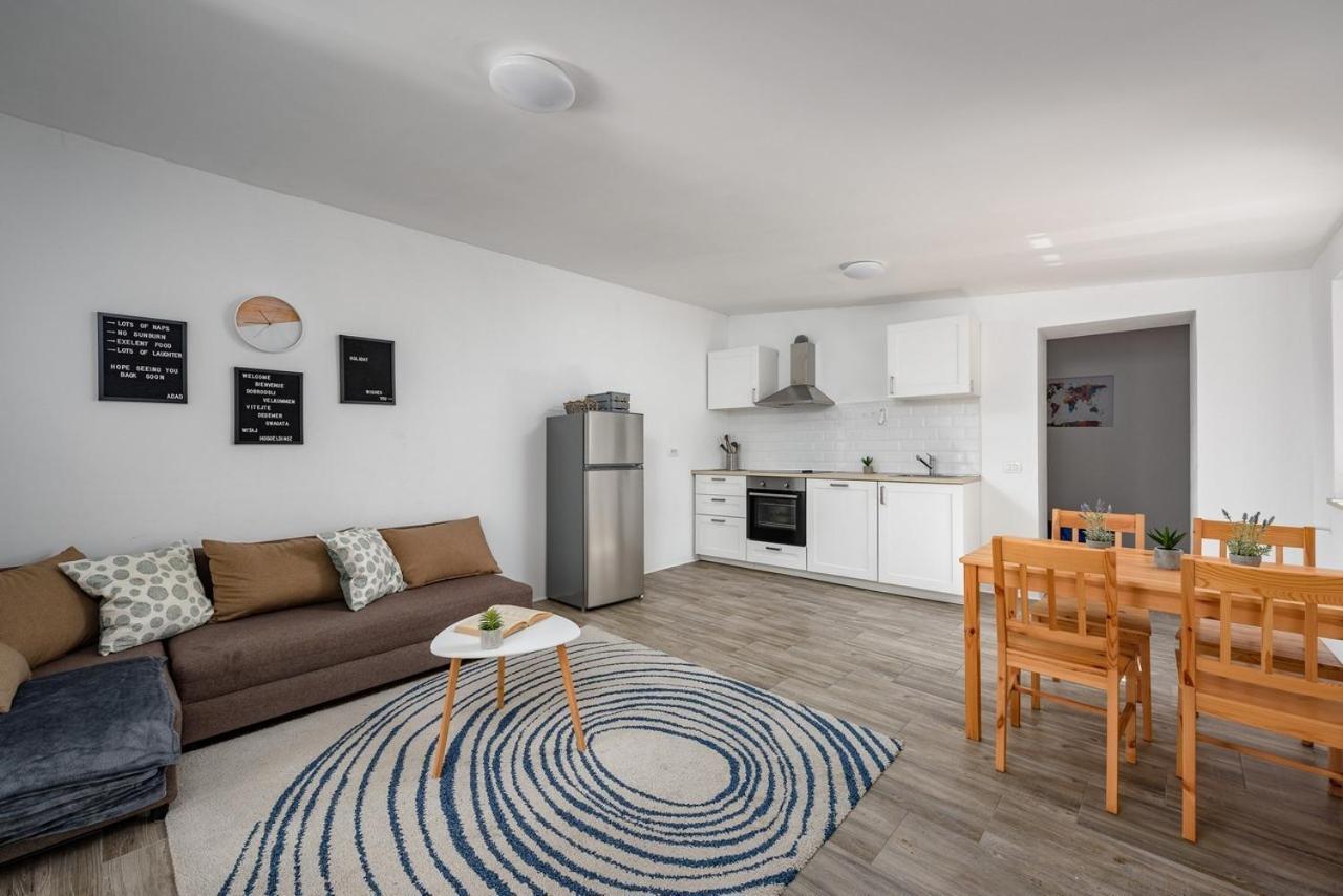 Center House With Apartments Umag Exterior foto