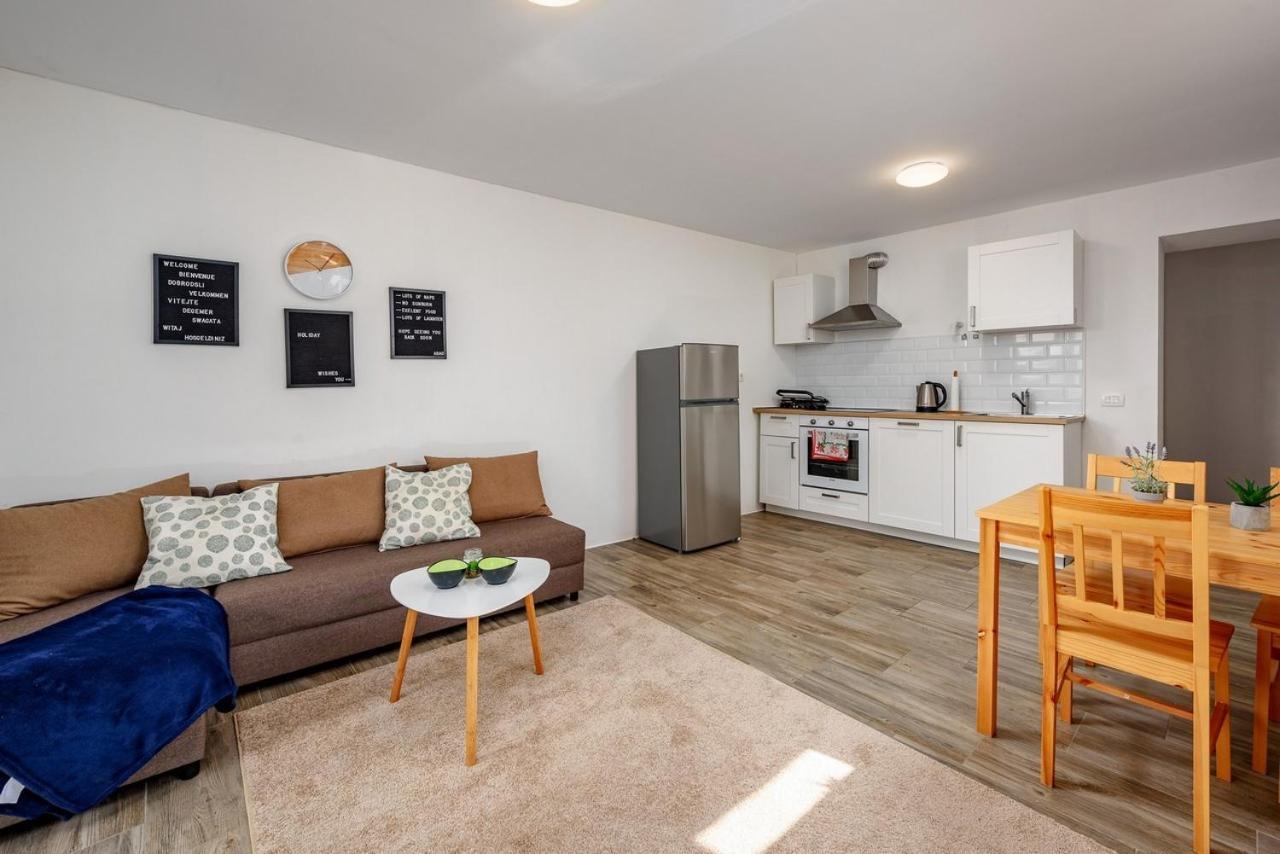 Center House With Apartments Umag Exterior foto