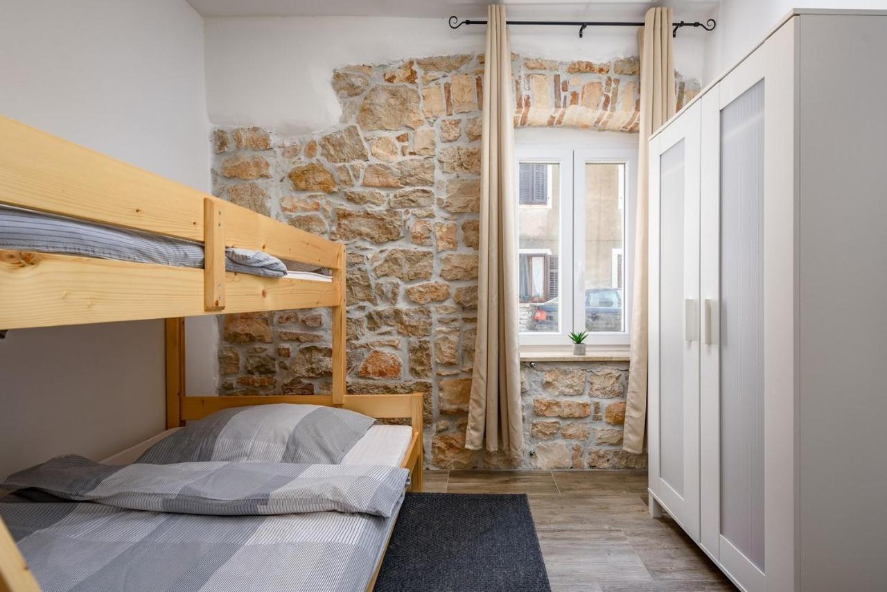 Center House With Apartments Umag Exterior foto